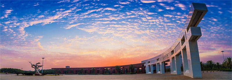 傍晚南昌大学校门