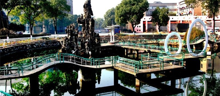 长江大学东校区东大门碧潭曲径